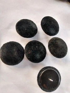 8 SCHWARZ DEUTSCHE BAUMWOLLE SAMT BEDECKT 7,/8 Zoll RUNDE METALLSCHAFT KNÖPFE COV11 - Bild 1 von 2