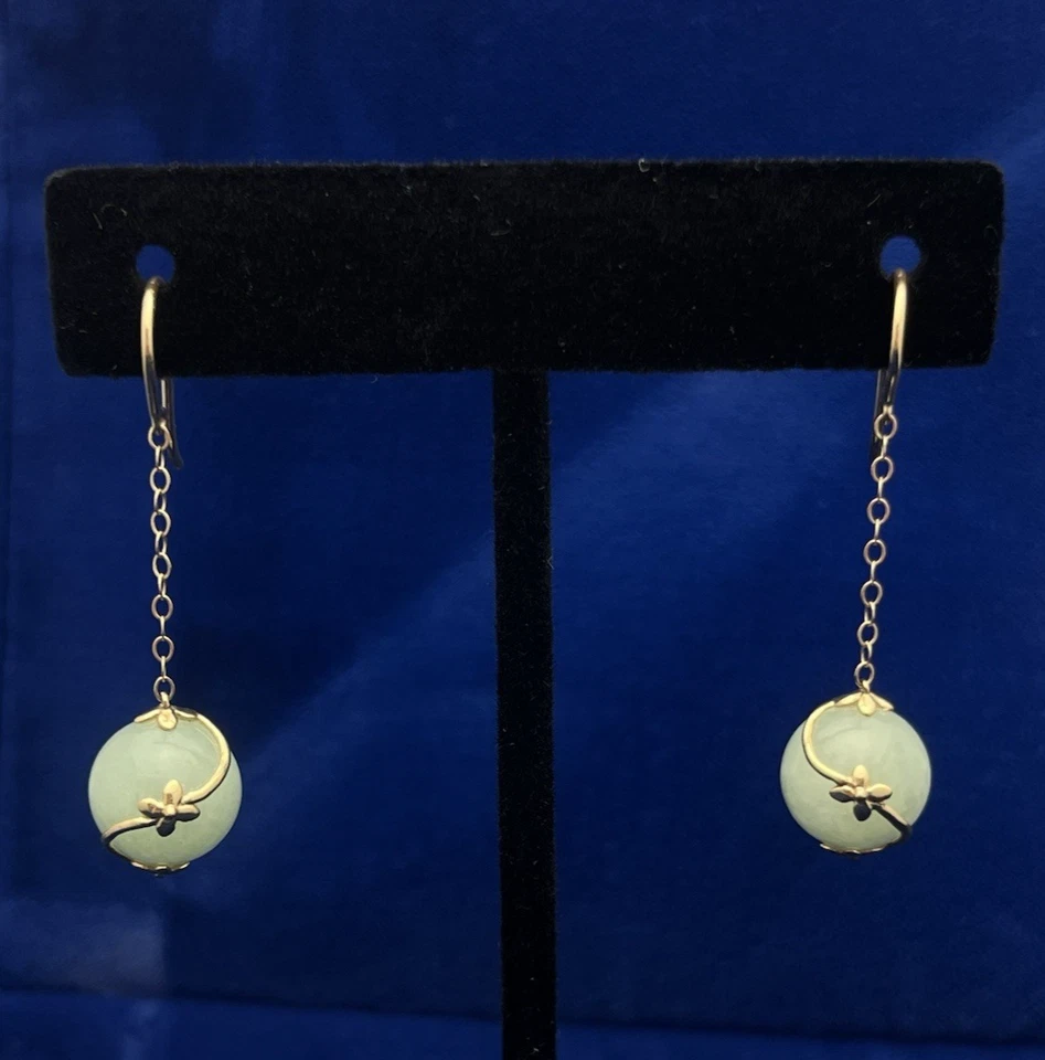 Delicados aretes con flores colgantes de jade verde menta de oro amarillo de 14 quilates 5,89 g Foto 1 de 4