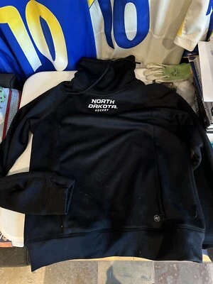 Sudadera North Dakota Fighting Hawks Hockey Negra Para Mujer Cuello Tortuga Medio Foto 1 de 4