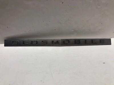 Oldsmobile Cutlass/442/F 85 1966-1967 panel maletero moldura emblema parte # 454812 3 Foto 1 de 4