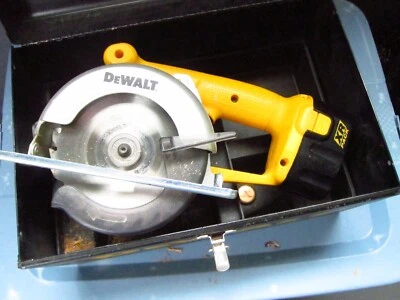 DeWalt 14.4v Circular Saw DW935 5-3/8" Trim Saw +Batteries +Charger +Case Blades - Image 1 of 4
