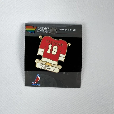 NHLPA STEVE YZERMAN #19 JERSEY PIN GREAT CONDITION DETROIT RED WINGS Cover