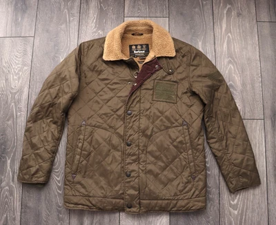 CHAQUETA BOMBER BARBOUR INTERNATIONAL COLECCIÓN STEVE MCQUEEN ACOLCHADA OLIVA PEQUEÑA Foto 1 de 4