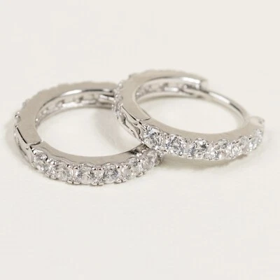 Elegantes pendientes de aro Huggie de plata esterlina rodio circonita cúbica para hombre Foto 1 de 4