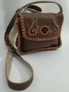 Bolso Artesano Piel Cosido Con Tireta. Ancho 20 Alto 15 Fondo 5 Centímetros.  - Imagen 1 de 3