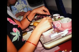60er Jahre Frau isst bereitgestelltes Essen im Flugzeug Original Transparenzfolie - Bild 1 von 5