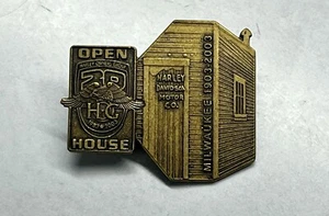 20th Anniversary Open House Harley Davidson HOG 1903 -2003 Pin, Revers - Bild 1 von 2