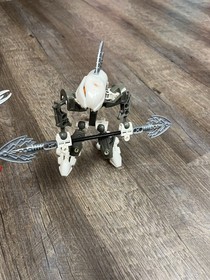 LEGO Bionicle 8588 Rahkshi -KURAHK (2003) complete except No inst/box