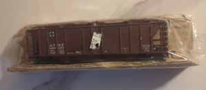 HO Details West ATSF 300197 Santa Fe Covered Hopper Car RTR w/KD's - Picture 1 of 10