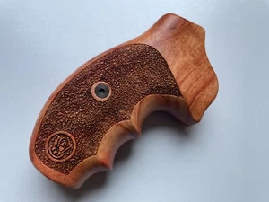 Cool! Hartholzgriffe für S&W K/L Rahmen runder Butt - holzgraviert - Bild 1 von 9