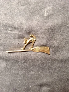 Broche escoba volando gato tono dorado de colección bisutería (417CNA) - Imagen 1 de 2