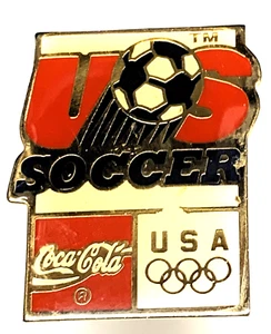 E305 OLYMPIADE ANSTECKNADEL, U.S.A. SOCCER, COCA COLA - Bild 1 von 2