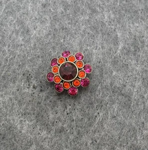 Prendedor de solapa tono plata flor estrás rojo y púrpura sin marca - Imagen 1 de 2