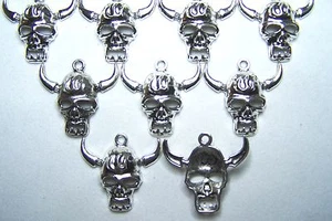 Dijes/calavera de peltre sin plomo de plata tibetana con casco vikingo #3477 ~ 14-16 piezas. - Imagen 1 de 1