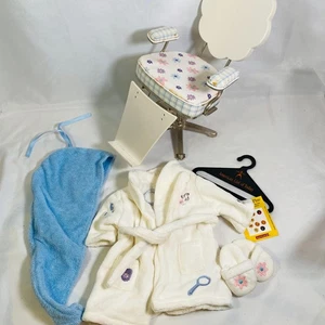 18" American Girl Puppe 2002 AGOT Salon Set: Stuhl, Spa Morgenmantel Outfit, Hausschuhe - Bild 1 von 24