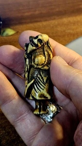 Ein antikes Netsuke Sennin mit Sake Flasche auf der Schulter - Bild 1 von 3