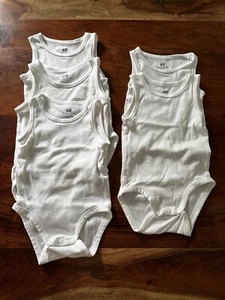 H&M 5 Stück Bodys Ärmellos weiß Gr. 74 Kinderkleidung Babykleidung kaum getragen - Bild 1 von 1