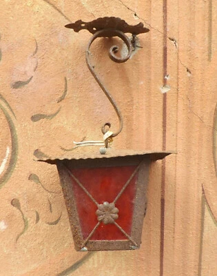 Piccolo lampioncino in ferro battuto con vetri colorati - Immagine 1 di 4