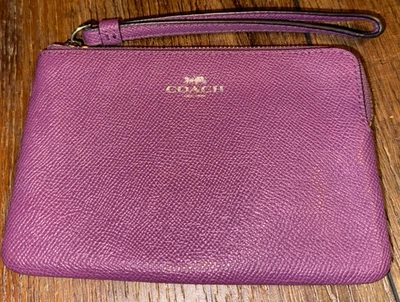 ТРЕНЕР маленький угловой молнии кошелек с ремешком сиреневой ягоды сафьяновой кожи F58032 GUC - Изображение 1 из 4