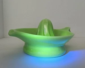 Antico Spremiagrumi Giadeite Alesatore Vaselina Crema Luminosa Vetro Verde McKee. Luminoso. - Foto 1 di 19
