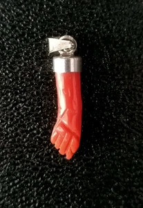 Ancien Pendentif Poing En Corail Rouge Sûr Argent Massif 925. - Picture 1 of 9