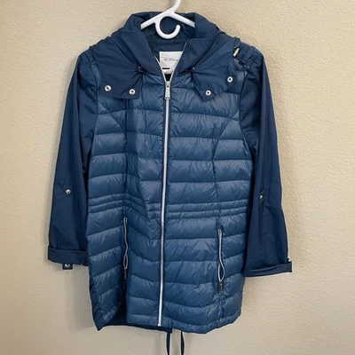 Jaqueta feminina BCBGeneration acolchoada azul manga longa com capuz zíper média - Imagem 1 de 4