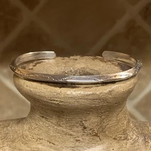 Brazalete de plata de ley grabado vintage para muñeca pequeña - Imagen 1 de 9