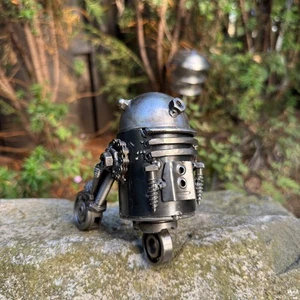 Statuina scultura arte metallo ispirata a Star Wars Kalifano R2-D2 metallo riciclato - Foto 1 di 7