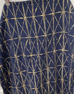 Manta West Elm X Pottery Barn Kids diseño geométrico dorado 100 % algodón Foto 1 de 3