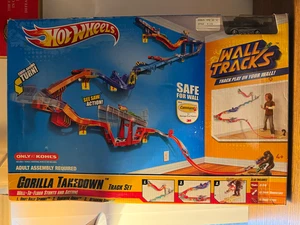2011 Mattel Hot Wheels Wall Tracks Gorilla Takedown Track Set W1479 - Picture 1 of 16