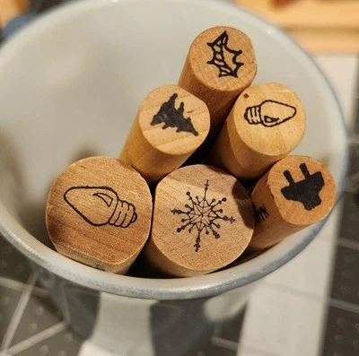 Juego de 6 sellos de goma con clavija de palo de Judith luces enchufe copo de nieve MÁS #4 B16 Foto 1 de 3