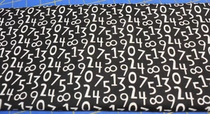 "Material weiße Zahlen auf schwarzem Stoff von Hobby Lobby - 1 yd 31"" x 44" - Bild 1 von 3