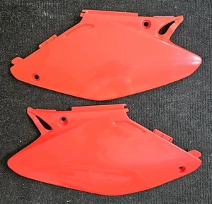 NUEVA TIENDA SUCIA OVNI HONDA CR125/CR250 MX PANELES LATERALES ROJOS 2002-2007 - HO03658-070 - Imagen 1 de 4