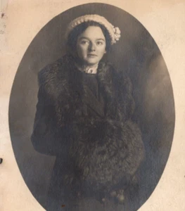 Bellissima donna cappotto pelliccia Greenville Michigan RPPC foto reale cartolina d'epoca - Foto 1 di 3
