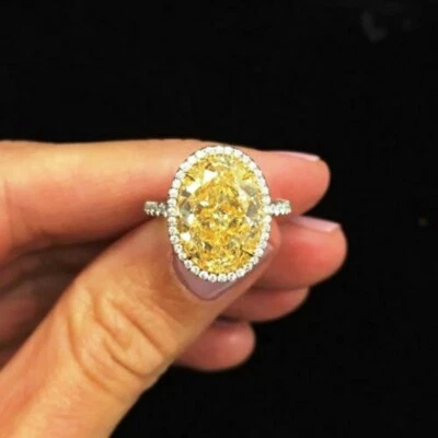Anillo de compromiso ovalado con halo de diamantes amarillos canarios enchapado en oro blanco de 14K simulado Foto 1 de 4