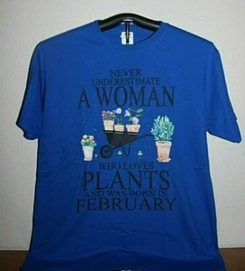 NEVER UNDERIMATE A WOMAN - LOVES PLANTS - BORN IN FEBRUAR T-Shirt, Large, blau - Bild 1 von 5