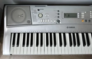 Yamaha YPT-300 61-Key Touch-Sensitive Keyboard Piano Synthesized - Picture 1 of 3