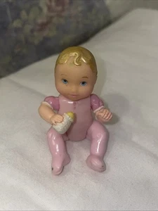 Fisher-Price Loving Family casa delle bambole bambina bambola figura in dormiente rosa  - Foto 1 di 3