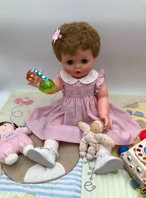 Удивительная винтажная кукла-младенец 1960-х Horsemen напитки и влага с вьющимися волосами 23 дюйма отличное состояние - Изображение 1 из 4