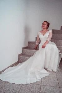 Romantisches Brautkleid mit Spitze, Schleppe, Ärmeln und V-Ausschnitt - Bild 1 von 10