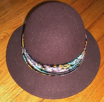 SOMBRERO ESTILO ALETA CLOCHE LANA PÚRPURA VINTAGE BANDA TERCIOPELO MULTICOLOR EE. UU.  Foto 1 de 4