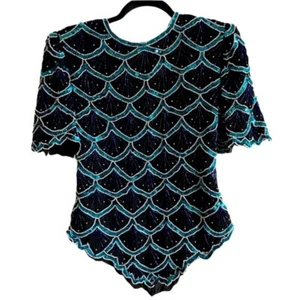 NUEVO CON ETIQUETAS DE COLECCIÓN Laurence Kazar Top Azul Cuentas / M - Imagen 1 de 10
