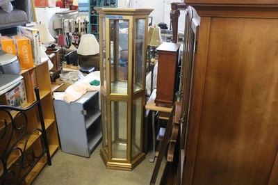 Gabinete de curiosidades de vidrio hexagonal tradicional de hoja de oro con iluminación Foto 1 de 3