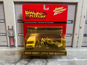 BACK TO THE FUTURE-SET DeLorean + Van Doc Brown Johnny Lightning Neu in OVP 1:64 - Bild 1 von 4