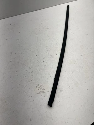 Moldura de resistencia para ventana trasera derecha Volkswagen Passat 2012-2015 OEM. Foto 1 de 4