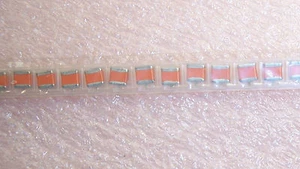 QTY (50) 33uf 35V 20% ""R"" CUSTODIA CONDENSATORI TANTALIO SMD 595D336X0035R2T VISHAY - Foto 1 di 2