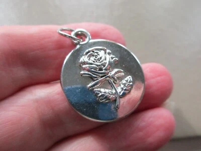 CUTE VINTAGE SILVER TONE RETRO SINGLE ROSE FLOWER FOB CHARM PENDANT BRACELET UK - Image 1 of 3