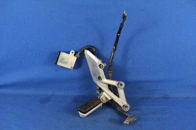 Clavija de pie derecha Honda CBR 300R 2020 con pedal de freno, cilindro maestro y depósito Foto 1 de 4