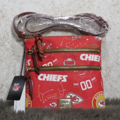 Bandolera Dooney & Bourke NFL Kansas City Chiefs Triple Cremallera (Roja)-NUEVA CON ETIQUETAS Foto 1 de 4