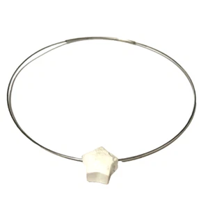 FAVOLOSA COLLANA GIROCOLLO RIGIDO IN ARGENTO CON CIONDOLO DI OSSIDIANA BIANCA - Foto 1 di 3